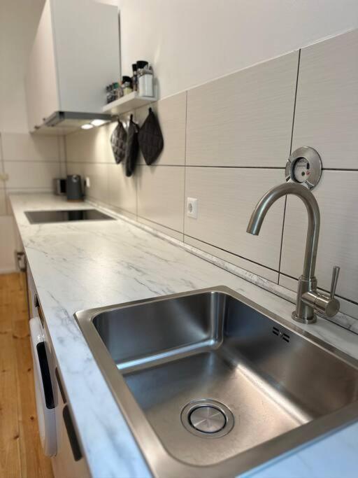 Modernes 2 Zimmer Apartment Берлин Экстерьер фото
